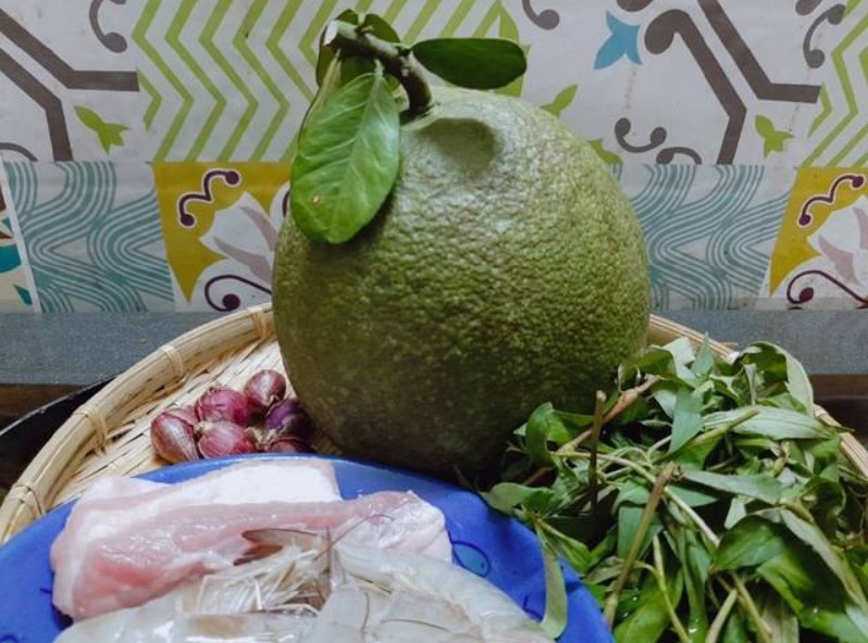Nguyên liệu chuẩn bị cho gỏi bưởi vô cùng đơn giản với bưởi da xanh, . Ảnh nguồn: Annie Vo.