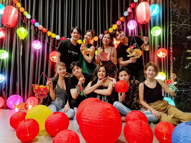 Dàn bạn thân Mai Phương Thúy quây quần đón Trung thu. Ảnh: NSCC