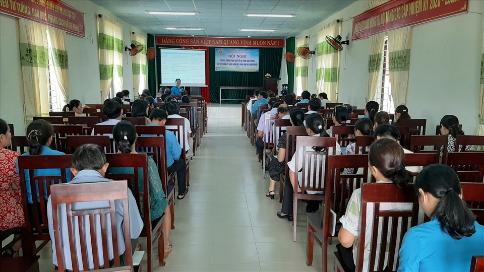 Truyền thông pháp luật về An toàn giao thông và tập huấn kỹ năng nắm bắt, phản ánh dư luận xã hội cho 120 cán bộ, đoàn viên, công nhân lao động. Ảnh: Đình Phô.
