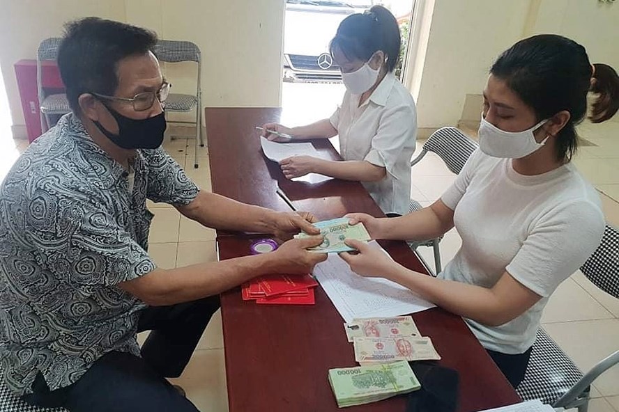 Người dân bị ảnh hưởng dịch COVID-19 được nhận hỗ trợ. Ảnh: Anh Thư