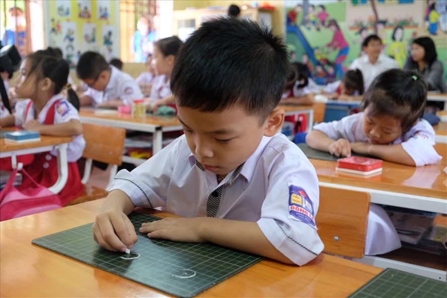 Học sinh tại Thái Bình trong một tiết học theo sách giáo khoa mới. Ảnh: Bích Hà