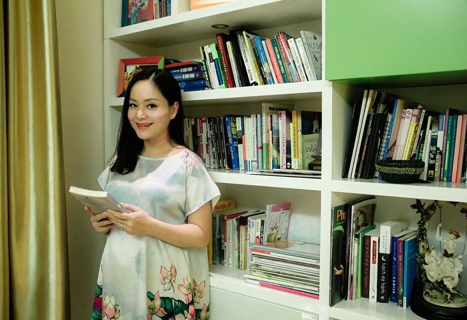 Tủ sách yêu thích của Lan Phương. Ảnh: NSCC