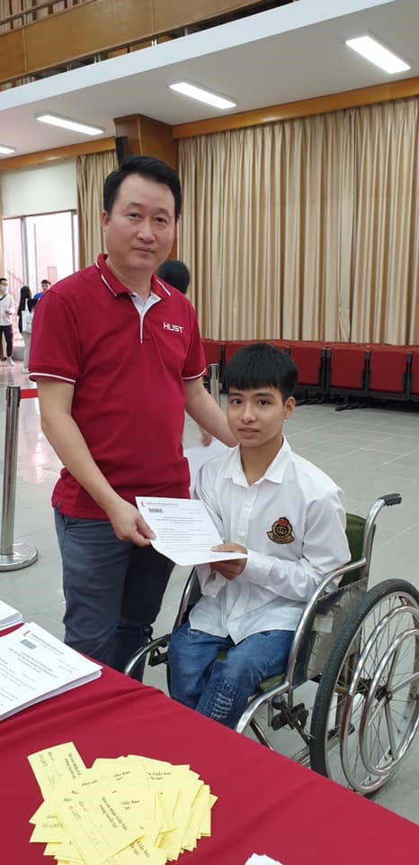 Nguyễn Tất Minh chụp cùng PGS.TS Trần Trung Kiên trong ngày nhập học. Ảnh: HUST.