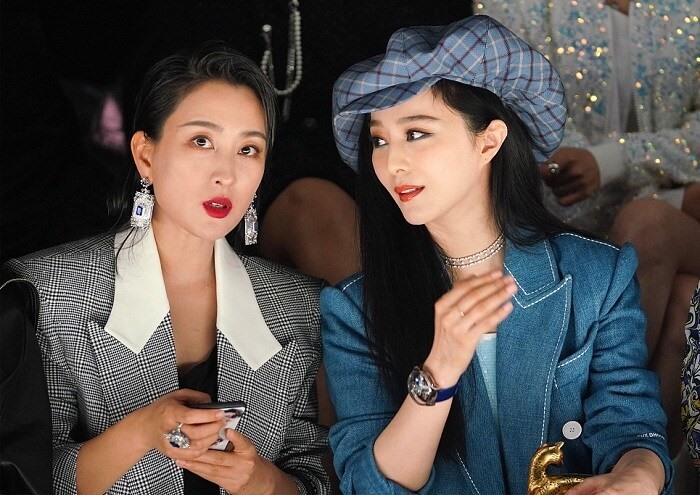 Phạm Băng Băng trò chuyện cùng đồng nghiệp. Ảnh: Chụp màn hình