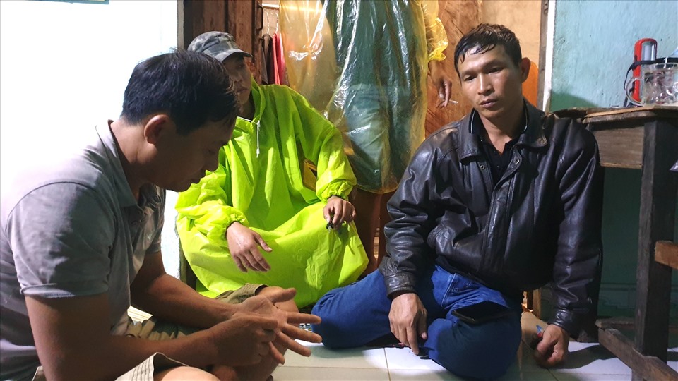 Ngư dân Đinh Được kể lại chuyến đi bão tố vừa qua. Ảnh: Hữu Long