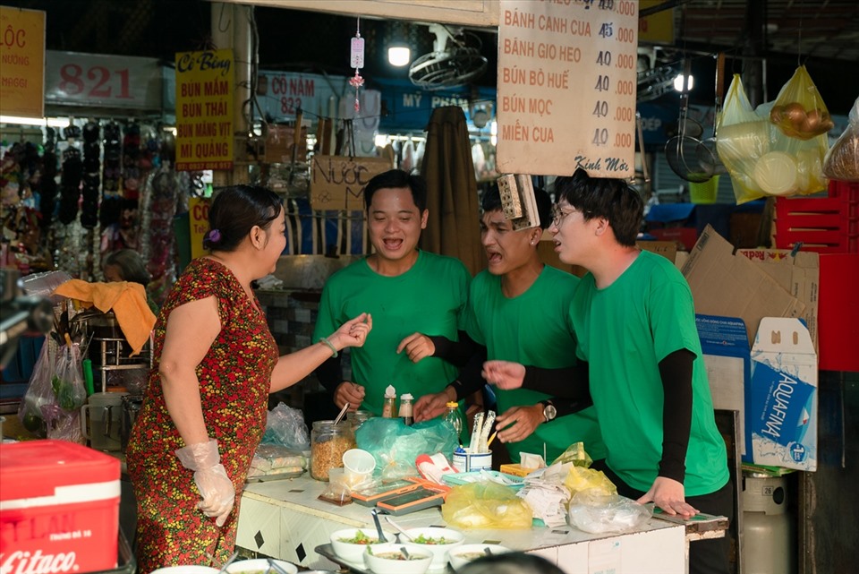 Cả 3 tiếp nhận thử thách trở thành người bán hàng. Ảnh: Đông Tây.