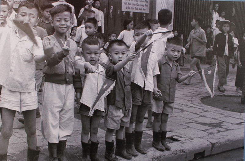 Những em nhỏ háo hức đón chào đoàn quân chiến thắng.