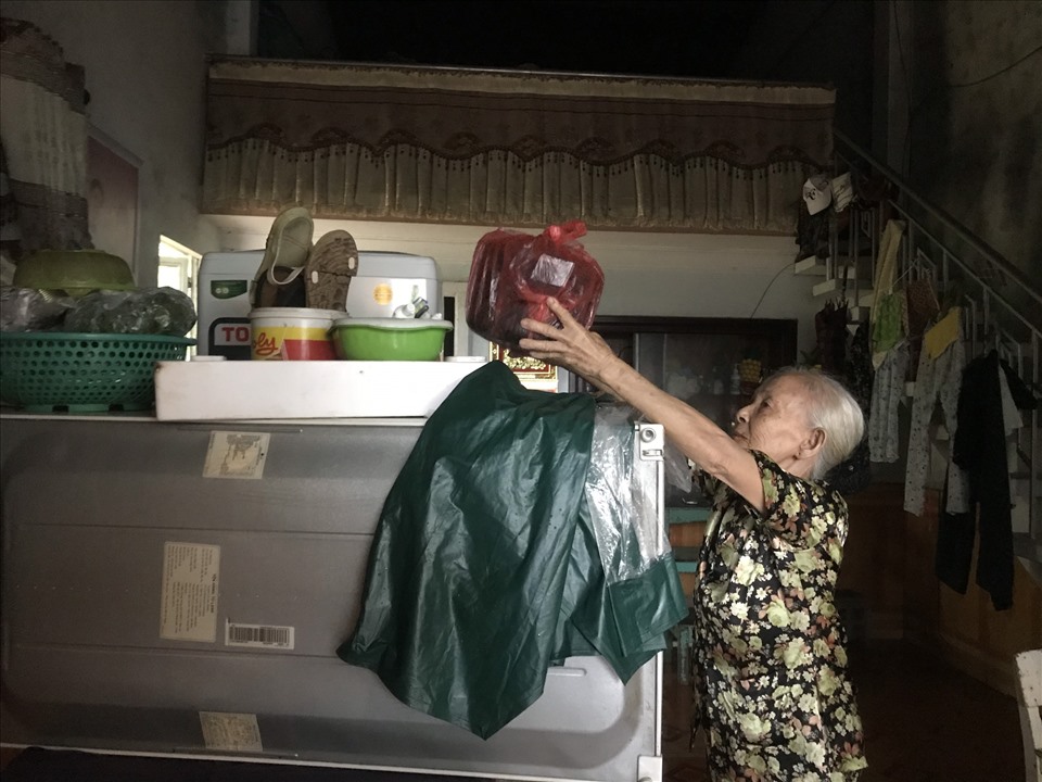Người dân huyện Đại Lộc vận chuyển đồ đạt lên khu vực cao, tránh lũ. Ảnh: Thanh Chung