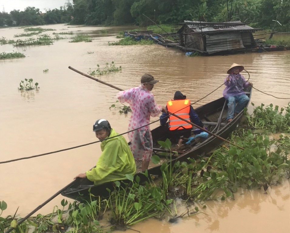 Nhiều địa phương ở Đại Lộc nước dân cao, người dân buộc phải dùng ghe để di chuyển. Ảnh: Thanh Chung