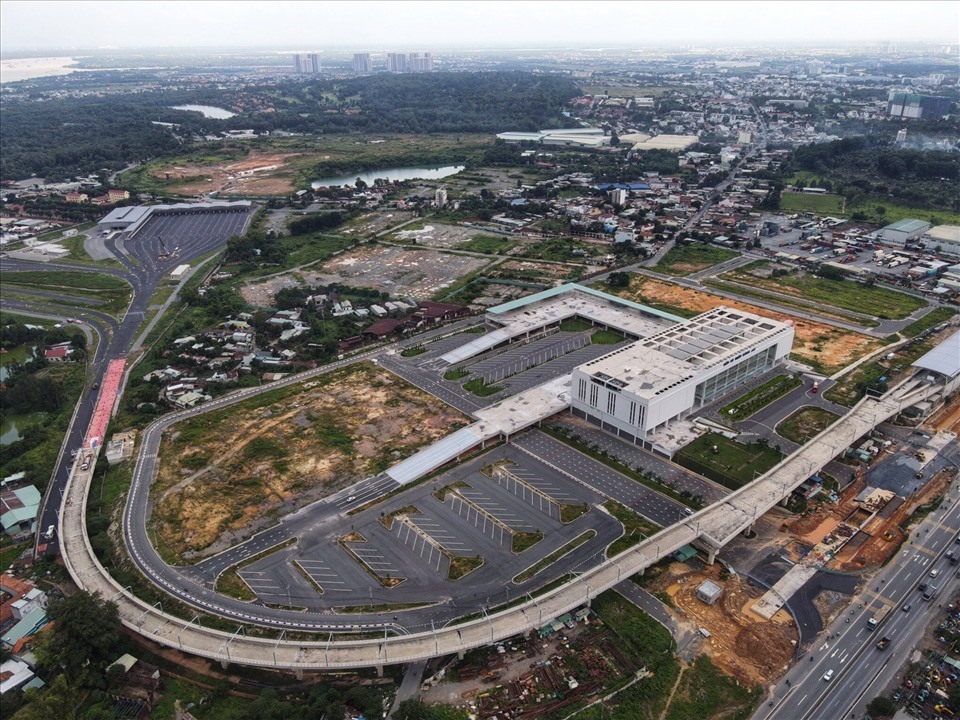 Toàn cảnh bến xe Miền Đông mới, phía trước là đường ray ga metro số 1. Ảnh: Anh Tú