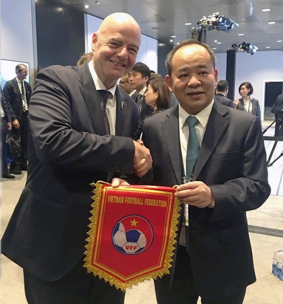 Ông Lê Khánh Hải chụp ảnh cùng chủ tịch FIFA. Ảnh: VFF