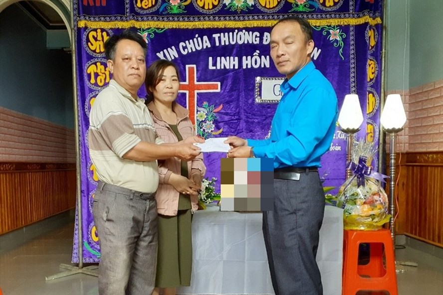 Lãnh đạo LĐLĐ huyện Di Linh, tỉnh Lâm Đồng đến thăm hỏi, động viên gia đình nạn nhân Phạm Thành Luân. Ảnh B.T
