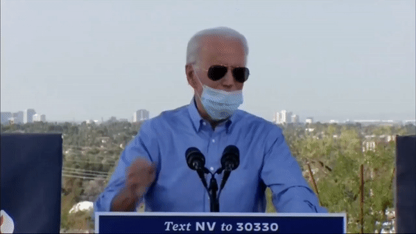 Ông Joe Biden hạ khẩu trang xuống ho vào tay sau đó đeo khẩu trang lại trong một sự kiện gặp gỡ cử tri. Nguồn: Fox News.