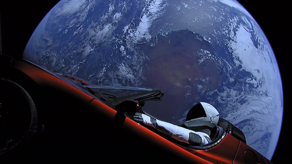 Người nộm Starman “lái" chiếc Tesla Roadster. Nguồn: Twitter Người nộm Starman “lái" chiếc Tesla Roadster. Nguồn: Twitter