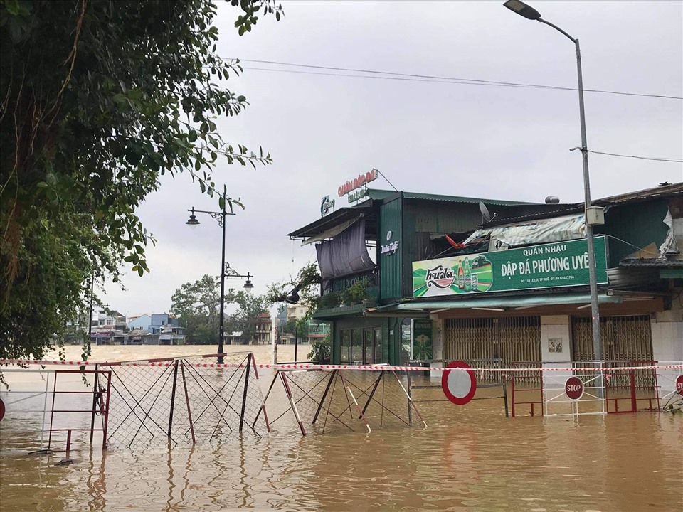 Đập đá (nơi nối giữa đường Lê Lợi với đường Nguyễn Sinh Cung , TP.Huế bị ngập nặng). Ảnh: PĐ.