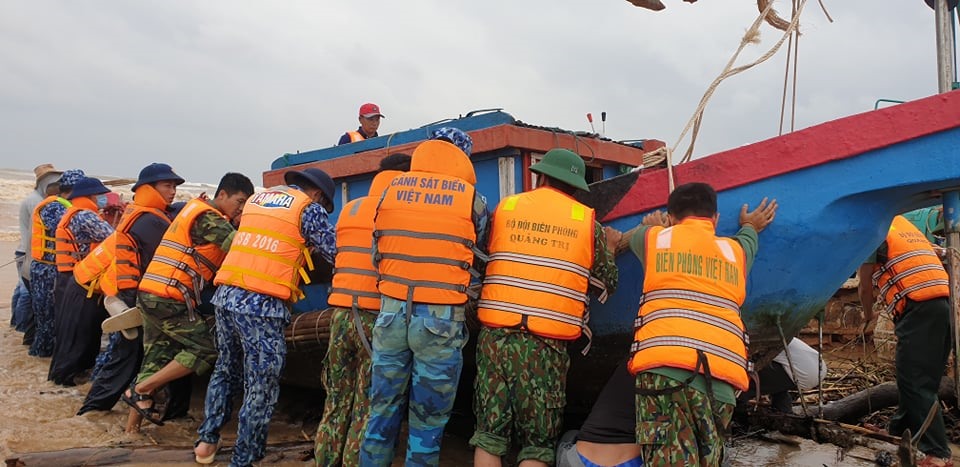 Thời điểm tàu cá được đưa ra biển. Ảnh: Hưng Thơ