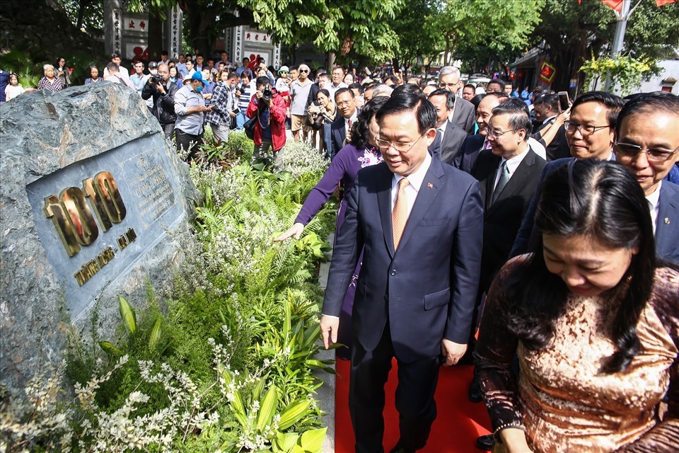 Các đồng chí lãnh đạo thành phố Hà Nội gắn biển công trình. Ảnh: Minh Thành