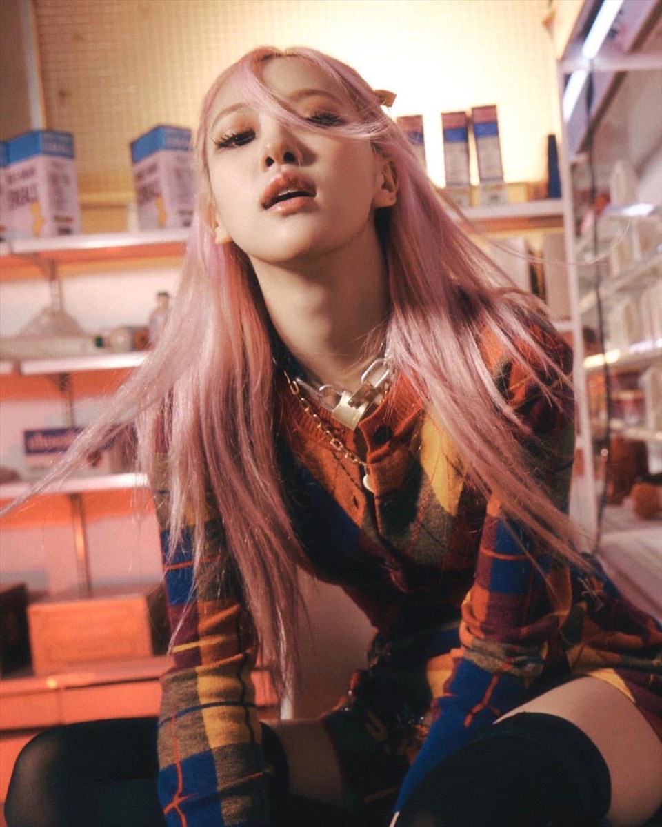 Những hình ảnh xinh đẹp ở hậu trường cung được giọng ca chính Blackpink đăng tải. Ảnh: CMH.