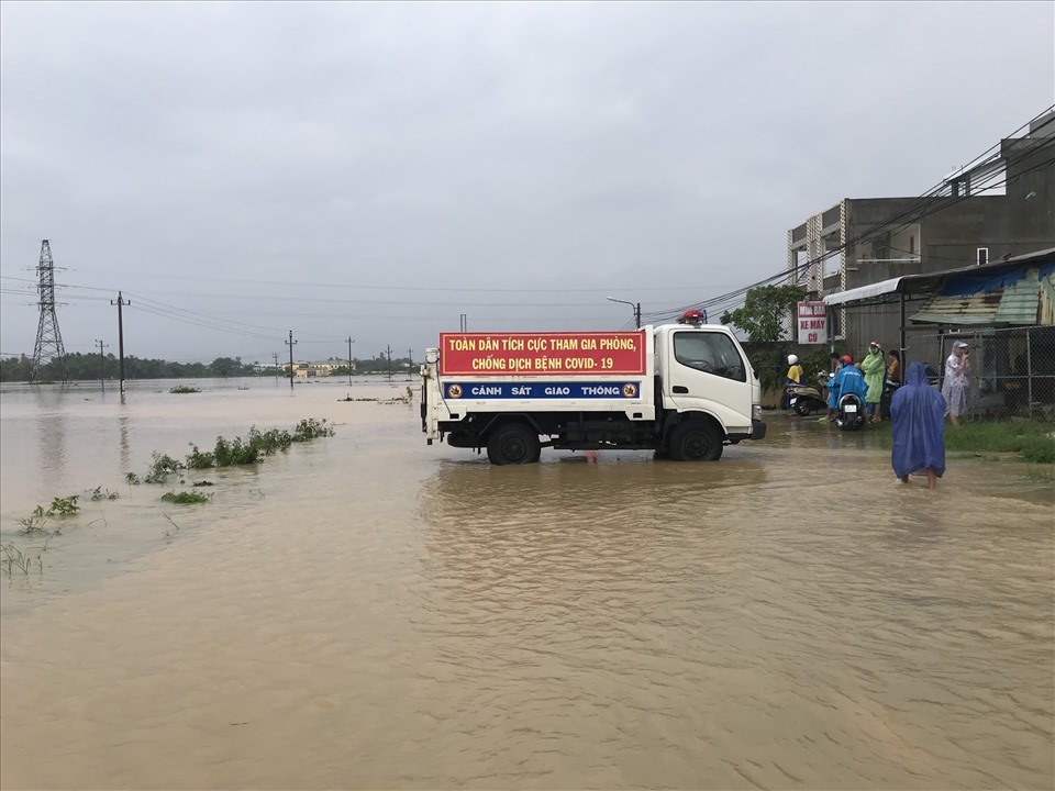 Cảnh sát giao thông Đại Lộc túc trực không cho phương tiện lưu thông qua lại.