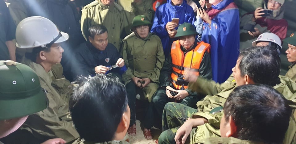 Các lực lượng tổ chức họp khẩn tại hiện trường để lên phương án cứu nạn. Ảnh: Hưng Thơ