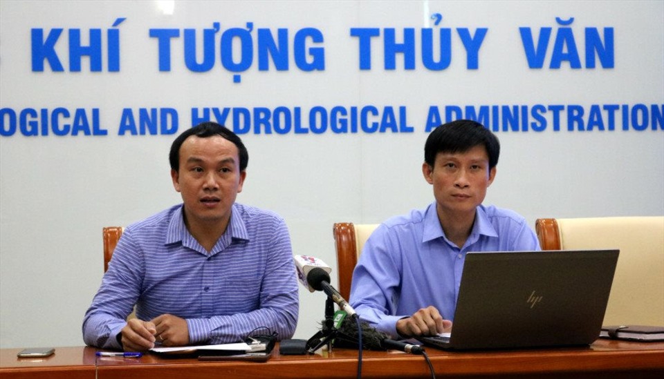 Ông Hoàng Phúc Lâm (trái) và ông Vũ Đức Long (phải) thông tin về diễn biến áp thấp nhiệt đới và mưa lũ miền Trung. Ảnh: Tuyết Chinh.