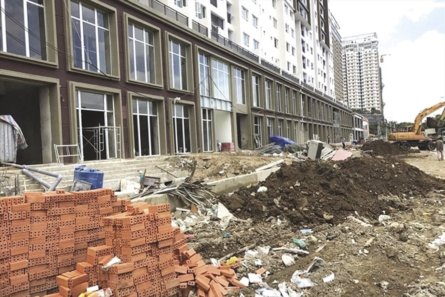 Có thể kể ra như vào năm 2018, sau khi vào ở tại dự án The Park Residence (Nguyễn Hữu Thọ, huyện Nhà Bè, TPHCM), nhiều khách hàng phát hiện vật liệu xây dựng dự án có dấu hiệu kém chất lượng, không như hợp đồng ký kết.