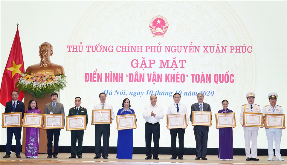 Thủ tướng Nguyễn Xuân Phúc trao Bằng khen cho các tập thể, cá nhân xuất sắc trong công tác dân vận. - Ảnh: Quang Hiếu