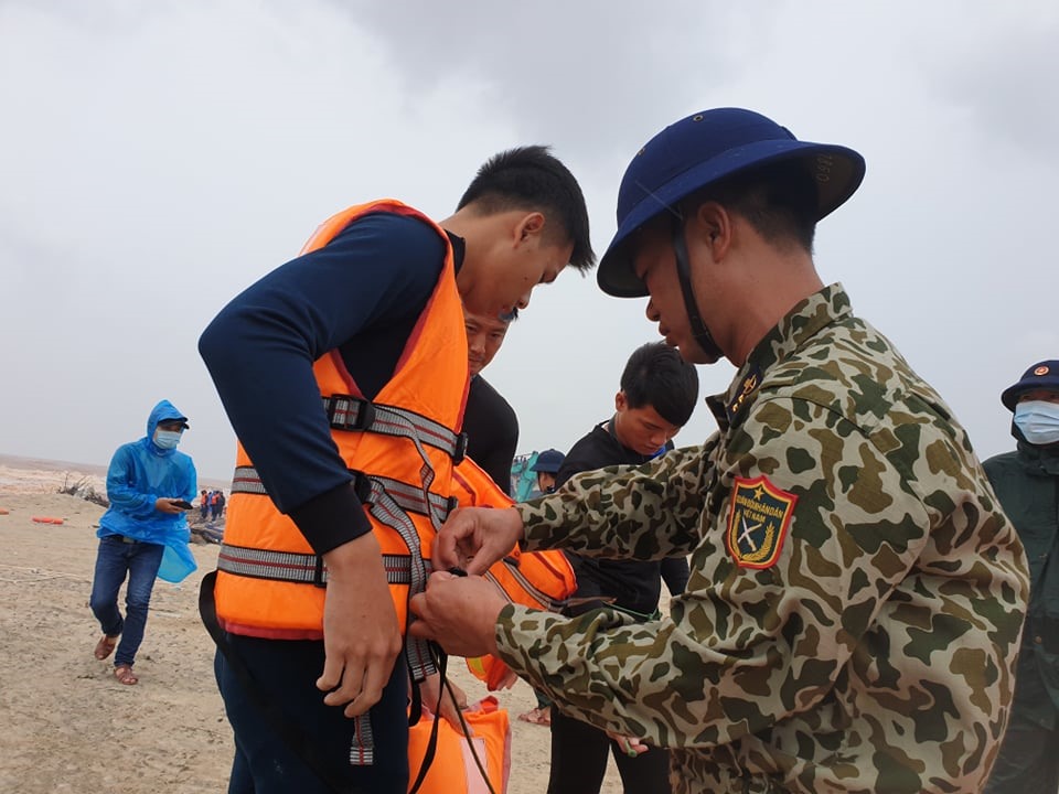 Đặc công nước tham gia cứu hộ. Ảnh: Hưng Thơ