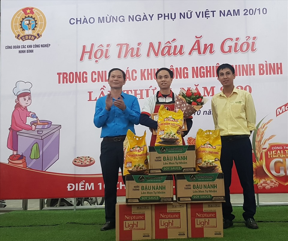 Ban tổ chức trao giải Nhất cho đội thi đến từ CĐCS Công ty cổ phần ô tô Hyundai Thành Công. Ảnh: NT
