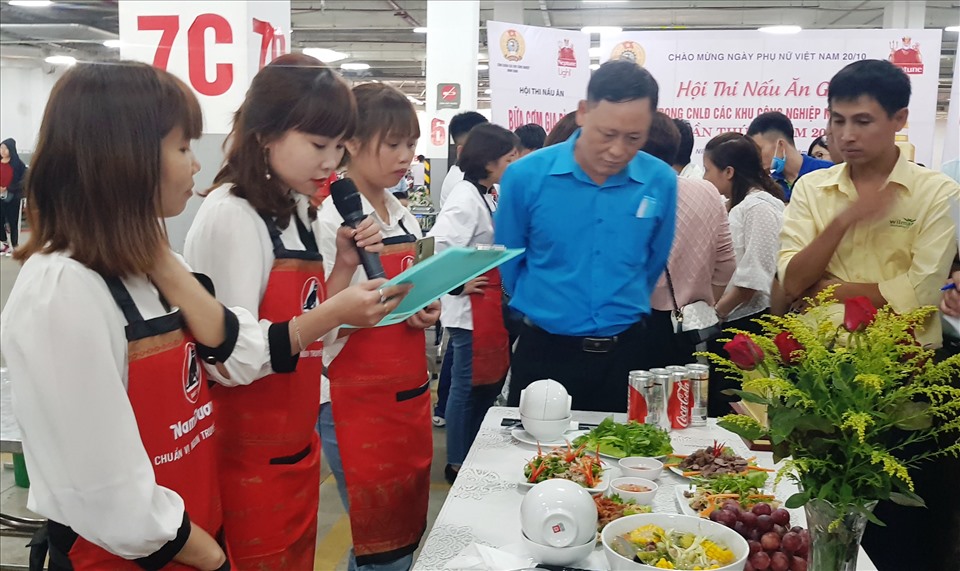Các đội thi thuyết trình về mâm cơm của đội mình. Ảnh: NT