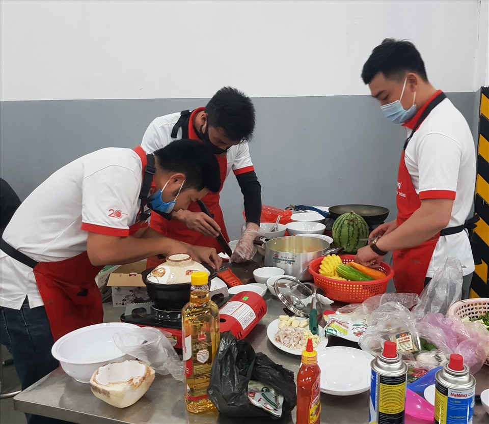 Các đội thi thể hiện phần thi nấu ăn. Ảnh: NT