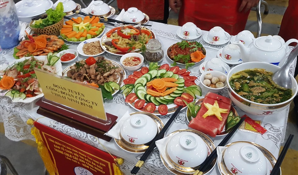 Mâm cơm dành cho 6 người ăn được các đội thi trình bày, trang trí rất cầu kỳ. Ảnh: NT