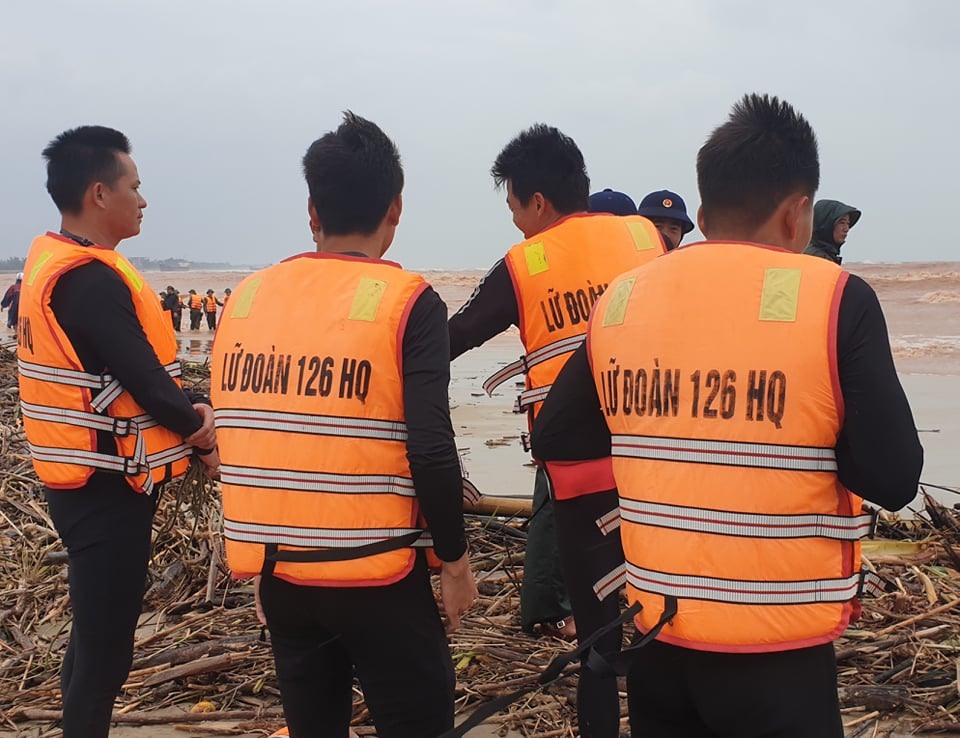Đặc công nước tham gia cứu nạn. Ảnh: Hưng Thơ