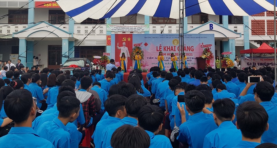 1.000 sinh viên và học viên của trường vào năm học mới. Ảnh: Văn Đạt