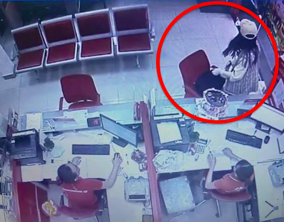Hình ảnh nữ nghi phạm thực hiện vụ cướp tại một phòng giao dịch ngân hàng ở quận Tân Phú (TPHCM). (Ảnh chụp từ camera an ninh)