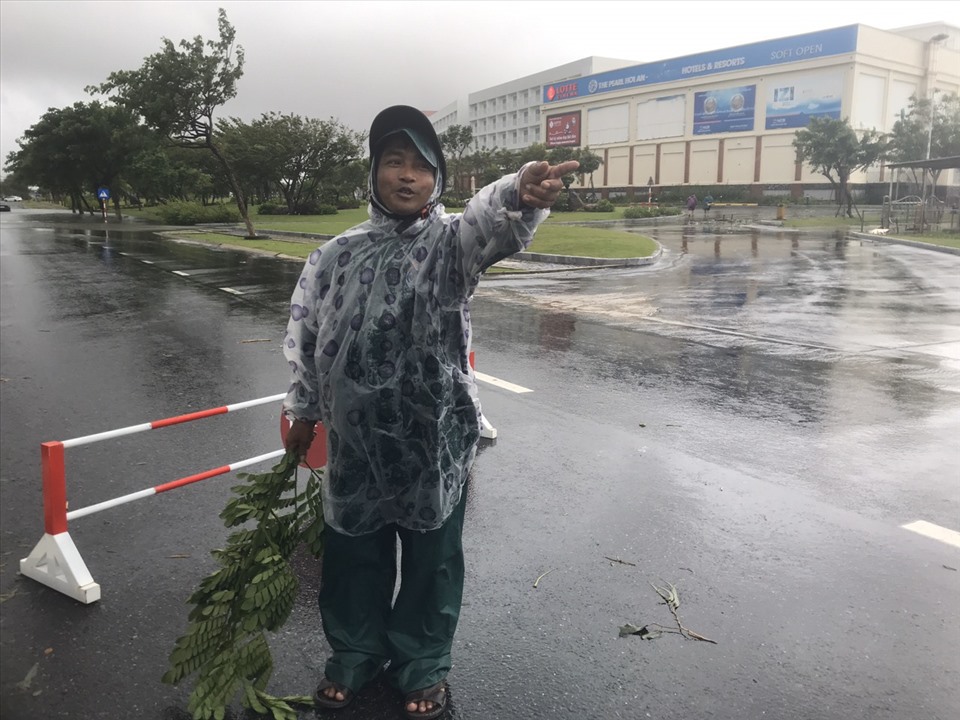 Anh Thọ vui vẻ đứng chỉ đường cho người tham gia giao thông. Ảnh: Mai Hương