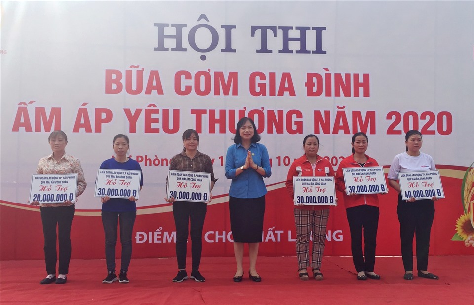 Bà Đào Thị Huyền - PCT LĐLĐ TP.Hải Phòng trao kinh phí hỗ trợ nhà mái ấm công đoàn tặng 6 đoàn viên. Ảnh Mai Lê