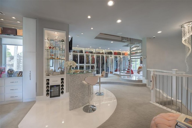 Phòng quần áo rộng hơn 187m2, được thiết kế 3 tầng. Ảnh: NY Post