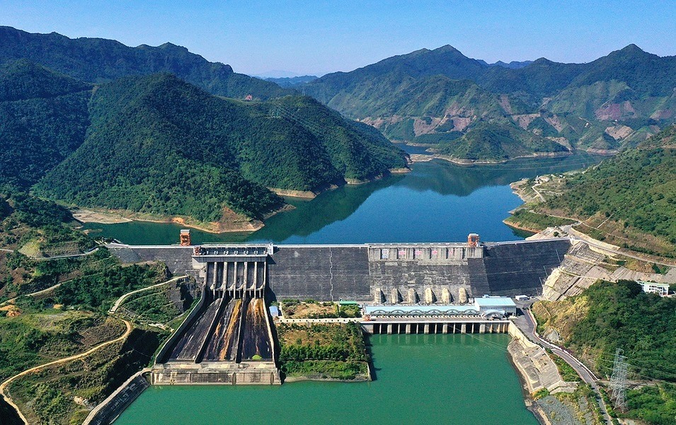 Thủy điện Sơn La với công suất 2.400 MW, gồm 6 tổ máy, mỗi tổ máy 400MW. Ảnh: EVN