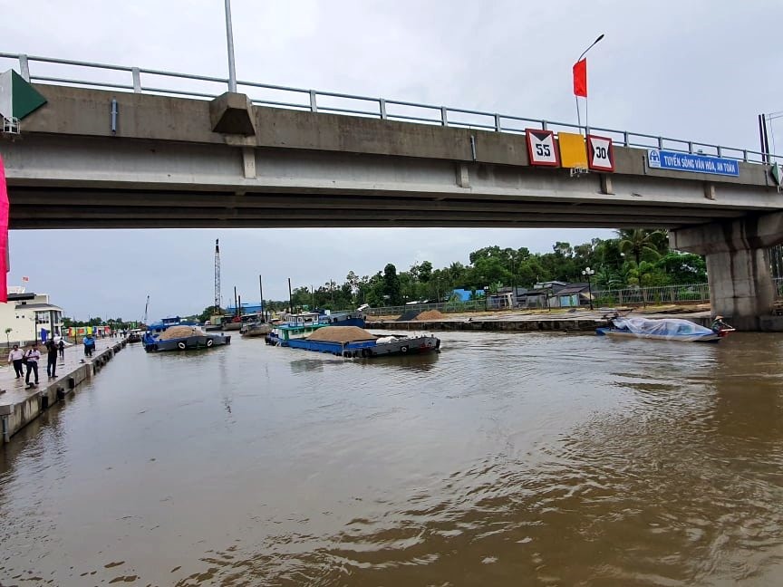 Âu thuyền NInh Quới vừa điều tiết nước vừa điều tiết giao thông rất hiệu quả (ảnh Nhật Hồ)