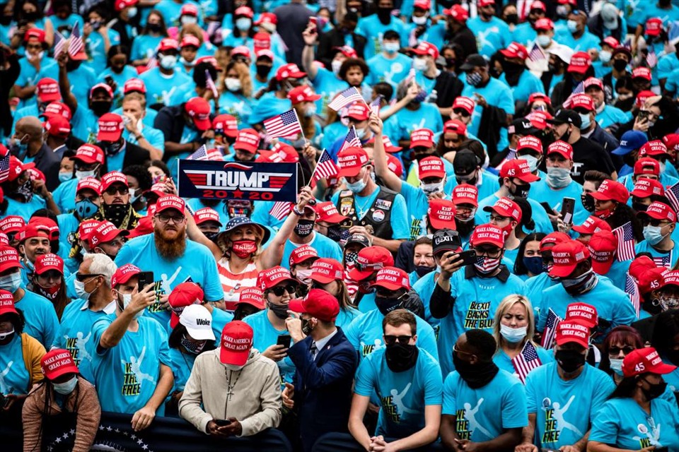 Người ủng hộ tham dự buổi xuất hiện đầu tiên của Tổng thống Donald Trump trước công chúng hôm 10.10. Ảnh: CBS