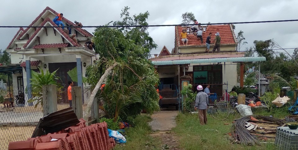 Gió lốc giật mạnh khiến nhiều nhà ở Thăng Bình bị tốc mái. Ảnh: Hoài Văn