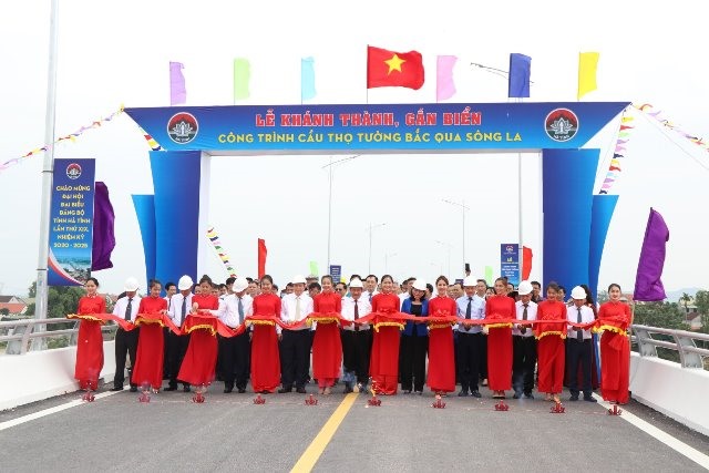 Nghi thức cắt băng khánh thành cầu Thọ Tường. Ảnh: CT.