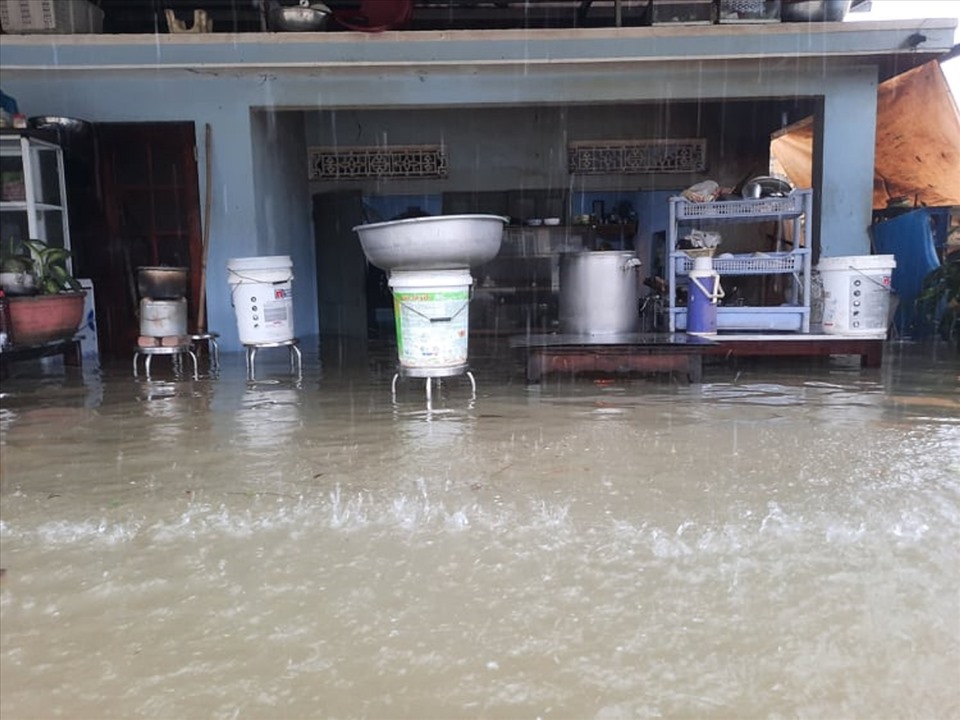 guyễn Thị Lệ Lài - chủ tịch UBND xã Tam Đàn, huyện Phú Ninh - cho biết lực lượng chức năng đã giải cứu được 200 người từ khu vực ngập lũ về trung tâm văn hóa xã. “Hiện tại, chính quyền xã đã bố trí nơi ở, lương thực để giúp đỡ người dân đến khi nước rút” - bà Lài nói