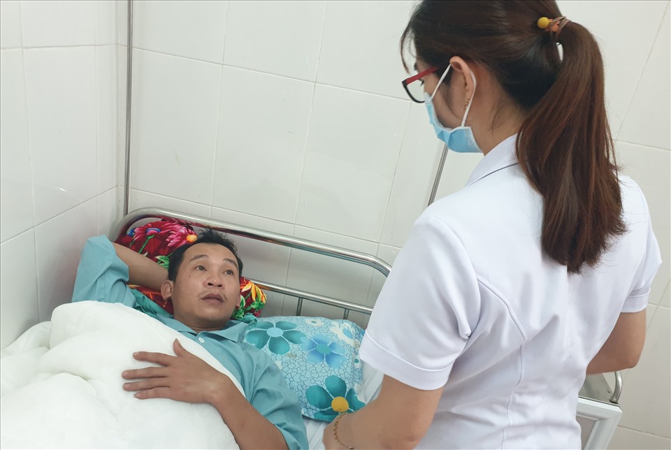 Anh Đặng Văn Nghị tỉnh táo sau khi được đưa vào bờ. Ảnh: Hưng Thơ.
