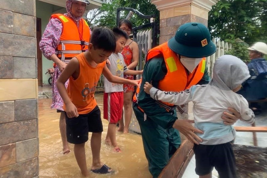 Bộ đội biên phòng giúp người dân sơ tán khỏi khu vực nguy hiểm của bão số 8. Ảnh: Biên Phòng