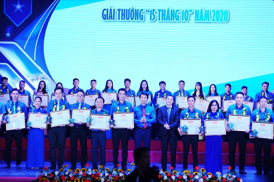 57 cán bộ Hội được trao giải 15 tháng 10. Ảnh Dương Triều
