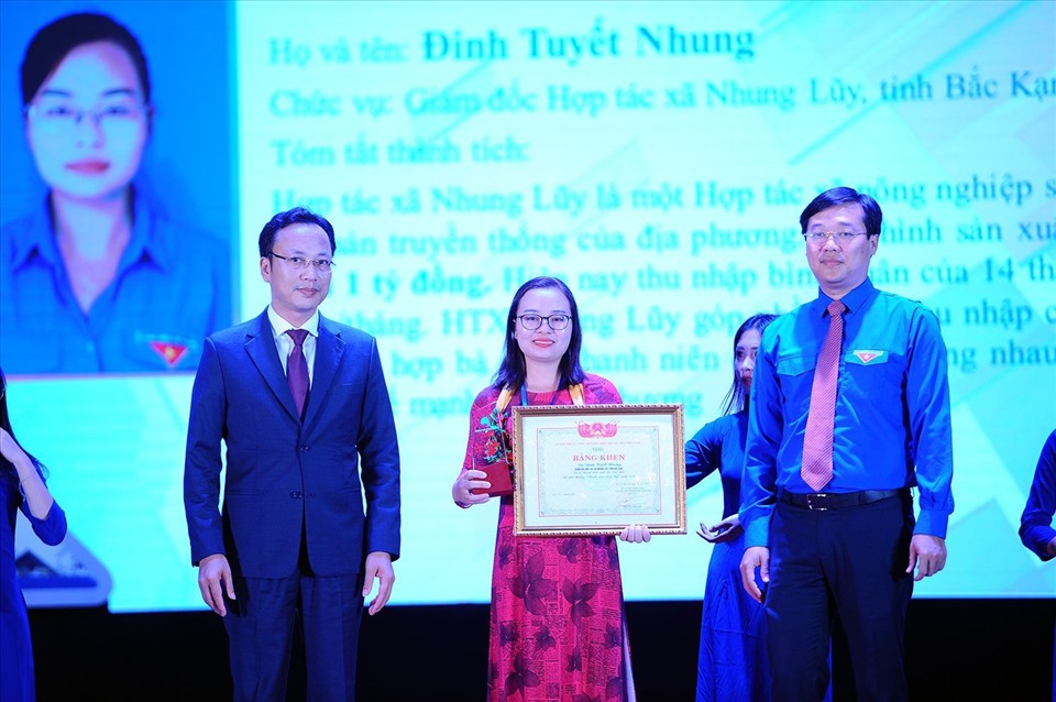 Các cá nhân đạt giải thưởng “Thanh niên sống đẹp“. Ảnh Dương Triều