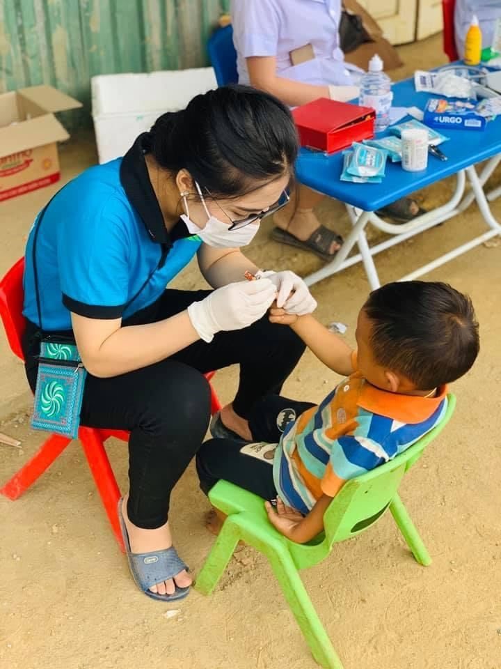 Nữ tiếp viên hàng không thường xuyên tham gia vào các hoạt động thiện nguyện vì cộng đồng.