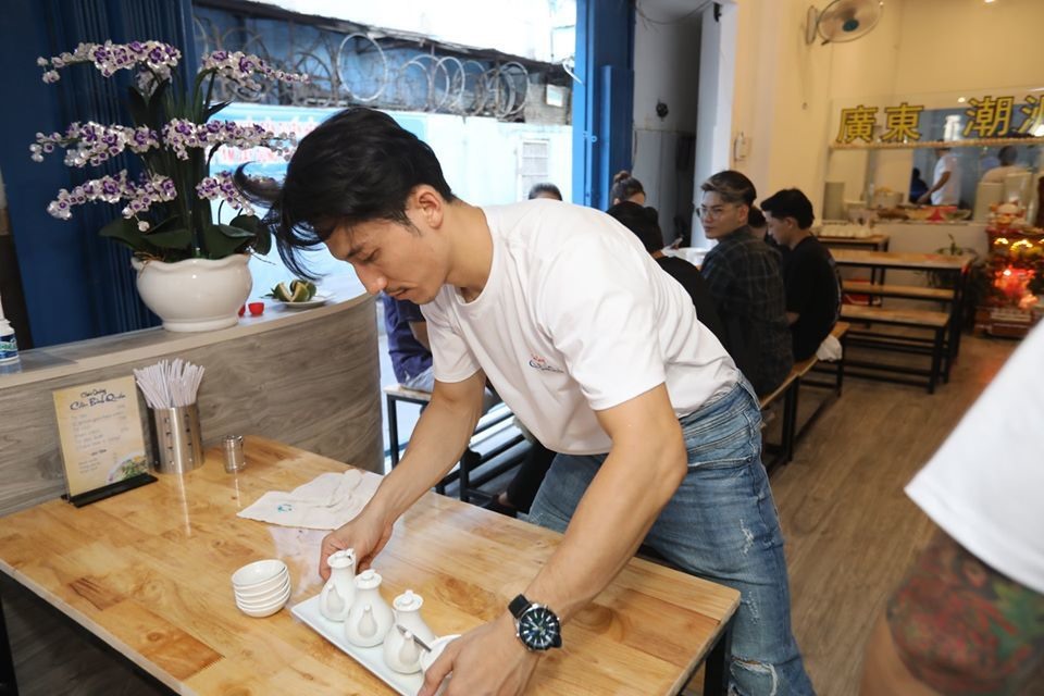 Liên Bỉnh Phát “chạy bàn” khi rảnh rỗi. Ảnh: NSCC